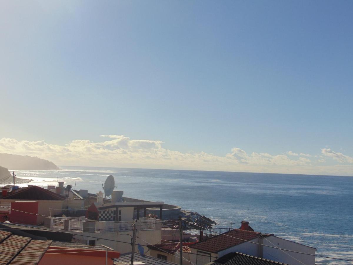 Com Piscina Entre O Mar E As Montanhas