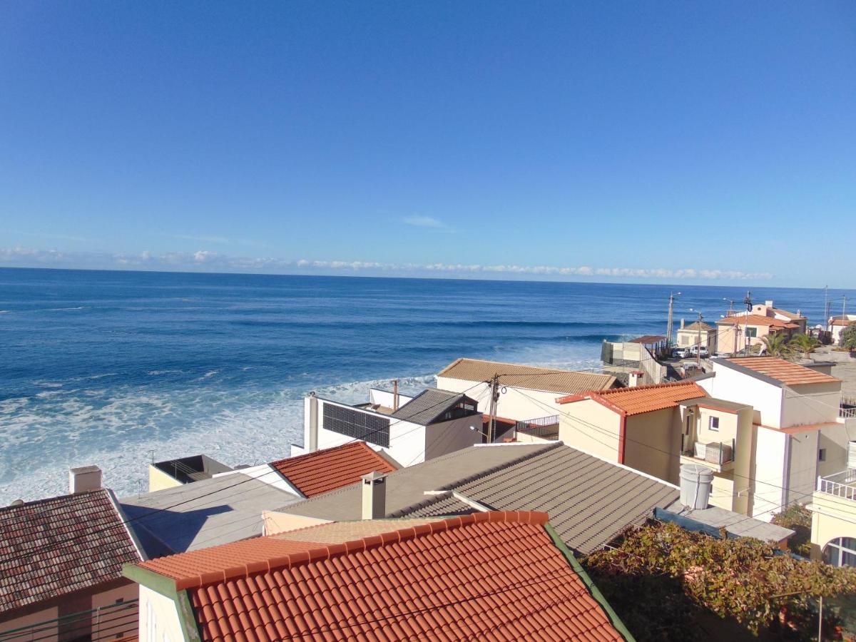 Com Piscina Entre O Mar E As Montanhas
